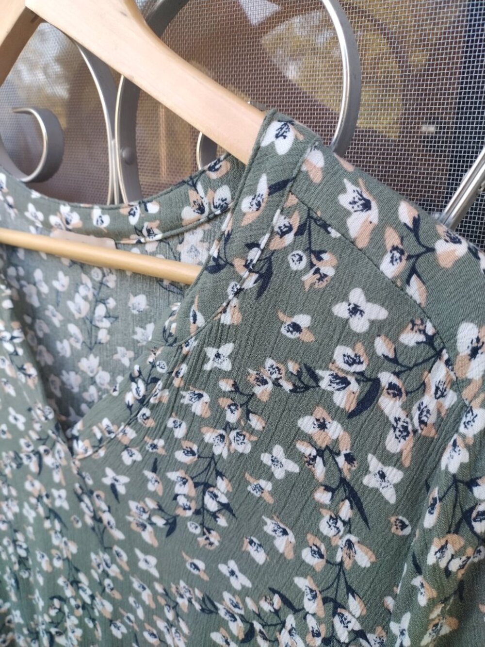 size L -- nice flowy maternity shirt with waist tie